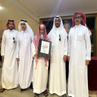 ثانوية الشيخ محمد بن عود الوهاب بخميس مطير تُكرم الأستاذ محمد بن عواض