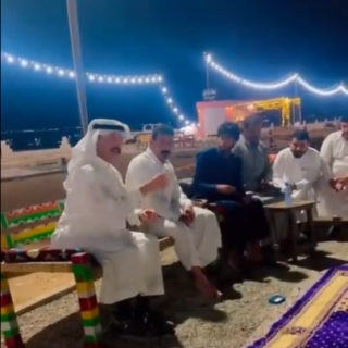 متدول سمو أمير عسير يُناقش مطالب عددًا من المواطنين في محل شاي