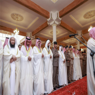 نائب سمو أمير عسير يتقدم جموع المصلين لأداء صلاة عيد الفطر