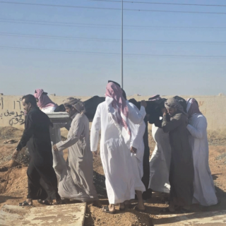مُحافظة الخرمة تُشيع زوجة طبيب يمني إثر حادث مروري