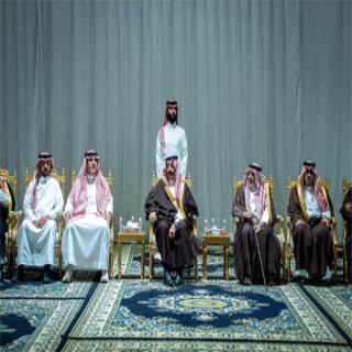 سمو أمير عسير يُقدم واجب العزاء لأسرة  آل حامد