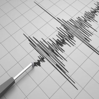 زلزال بقوة 5.6 درجات يضرب سواحل جزيرة سولاويزي الإندونيسية