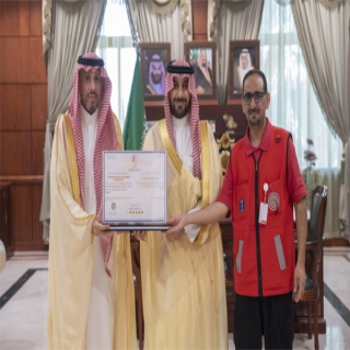 هيئة الهلال الأحمر بالقصيم تمنح شهادة الامتثال الإسعافي لمحافظة عنيزة