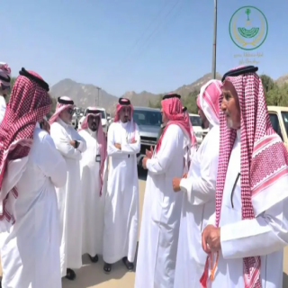 محافظ بارق يزور سوق الأثنين التاريخي ويقف على مطالبات الأهالي