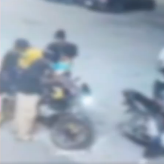 شرطة الرياض القبض على 3 يمنيين و 3 مواطنين لاعتدائهم على أحد مندوبي التوصيل.