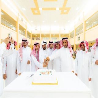 البكيرية: مدرسة عمر بن عبدالعزيز  تكرم "العقل" و“الفايز” بمناسبة التقاعد