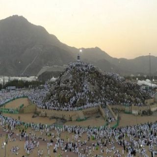 فيديو - حجاج بيت الله الحرام يقفون بمشعر عرفات