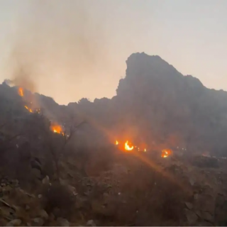 بإسناد الأطفاء الجوي مدني بارق يُسيطر على حريق جبل أثرب