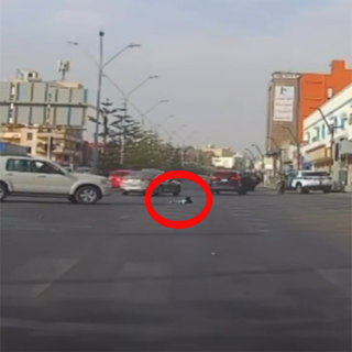 فيديو - نجاة طفل سقط من مركبة ذوية وسط الشارع في بلجرشي