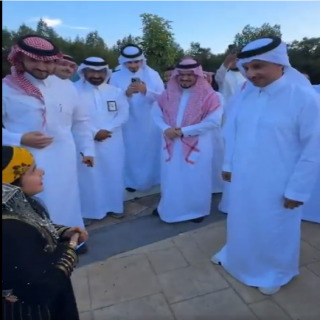 وزير السياحة يمنح الطفلة "ندى" ترخيص أصغر مرشدة سياحة في الباحة