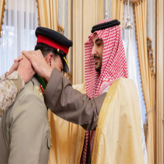 سمو وزير الدفاع يُقلِّد قائد الجيش الباكستاني وسام  المؤسس من الدرجة الممتازة -