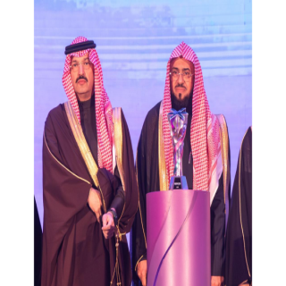 بن فحاس ينال تكريم #جامعة_الملك_خالد من يد سمو أمير عسير