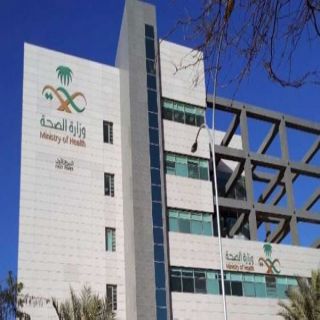 الصحة تٌعلن تعليق رخصتي مزاولة مهنة لطبيبين بعد فيديو حقن شقيقه لمنتج من منتجات "الإكسوزوم":