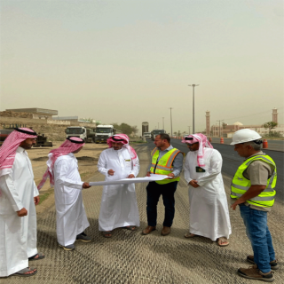 بتوجيه أمير عسير محافظ بارق يتفقد مشروع صيانة وتأهيل طريق بارق المجاردة
