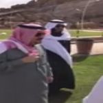 فيديو - أمير القصيم يتجول ويشارك المتنزهين في جبل خزاز 