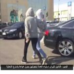 فيديو - فتاتين تثيران استياء العامة بتجولهن بدون عباءة بشارع التحلية بجدة