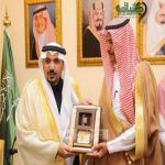 شاهد أمير القصيم يُكرم هيئة الهلال الأحمر لمشاركتهم بمهرجان ربيع بريدة36