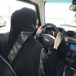 فتاة تهرب بسيارة " تشارجر" بعد ان ضبطها الهيئة في خلوة مع شاب