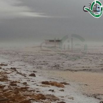 شاهد - البرد يكسو طريف وامطار رعدية تشهدها العاصمة الرياض