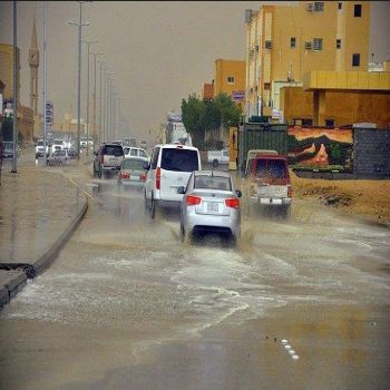 حوادث سير وانهيار مبنى نتيجة الأمطار التي شهدتها منطقة القصيم يوم امس