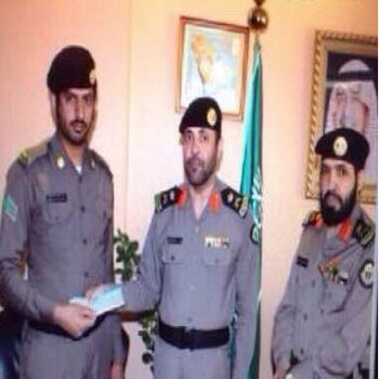 اللواء أبوقرنين يسلم العريف "آل سلمان" مكافأة مالية نضير جهودة في أحدى القضايا الأمنية بعسير