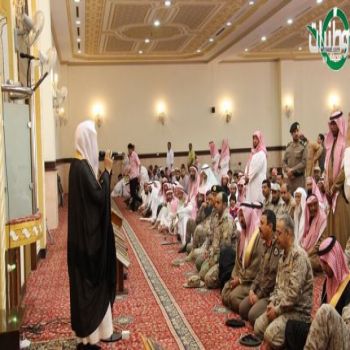 وكيل إمارة الباحة يؤدي الصلاة مع جموع المواطنين على العريف "العسري"الذي توفي في تمرين "صمام5"بالباحة