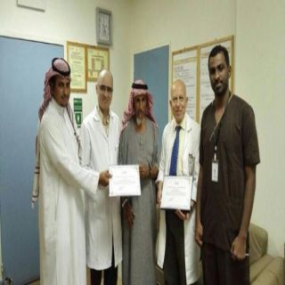 مواطن يقدم شكره لفريق طبي في مستشفى الملك عبدالله بيشة