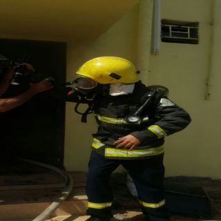 مدني محايل ينجح في انقاذ كفيفة أحترق منزلها بحي "آل مشيرة"