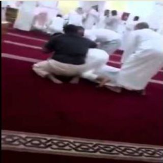 فيديو-مواطن يقتحم أحد المساجد مردداً" انا المهدي" والمصلين يطرحونه ارضاً