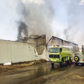 (10)فرق اطفاء وإسعاف وكذلك انقاذلا تُباشر حريق مستودعات بمحافظة خميس مشيط