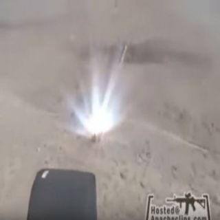 شاهد - فيديو طيار الأباتشي اثناء تدمير آليات للحوثي حاولت الأقتراب من الحدودالسعودية