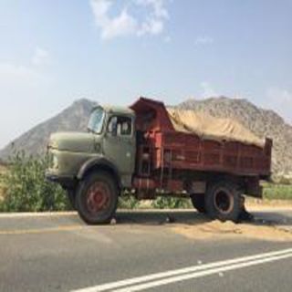 شاحنة تُعرقل طريق وادي بقرة ثلوث المنظر (18) ساعة والأهالي يتذمرون