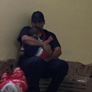 شاهد-مسعف بالمشاعر يحتضن طفل توفي والده في حادث التدافع