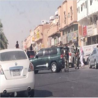 القوات الأمنية تطوق حي بدر بالدمام لملاحقة مطلوبين أمنياً