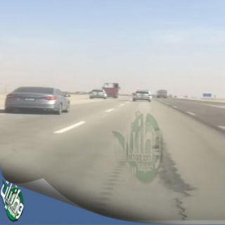 فيديو - الجهات الأمنية توقف قائد شاحنة متهور على طريق #الدمام #الرياض
