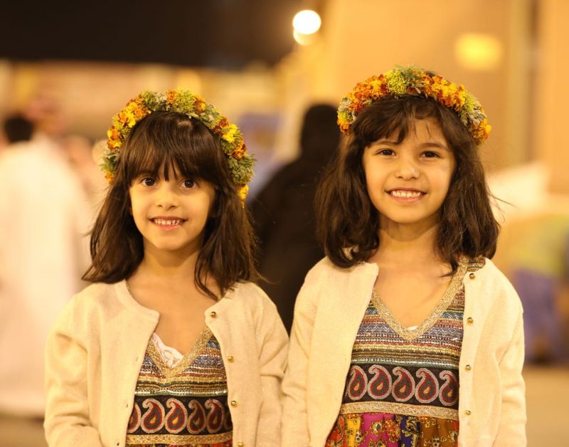  طفلتان ترتديان  عصائب عطرية من جناح عسير