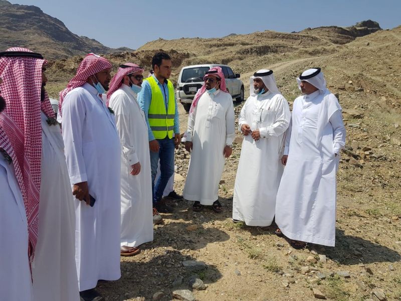  محافظ بارق يتفقد سير اعمال طريق جمعة ربيعة